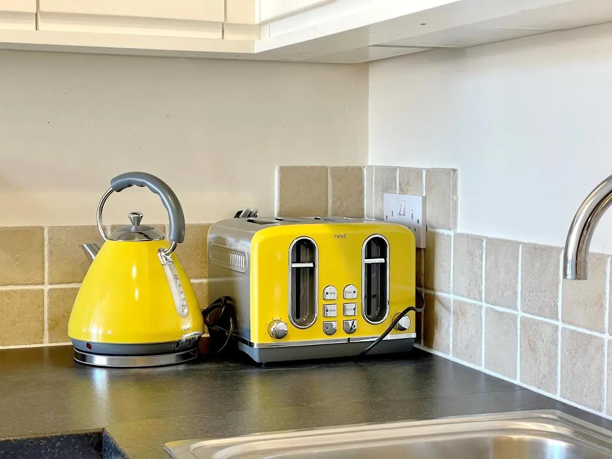Stylish Apartment With Free Parking, Lift & Views Scarborough