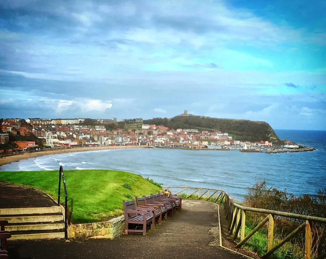 Stylish Apartment With Free Parking, Lift & Views Scarborough