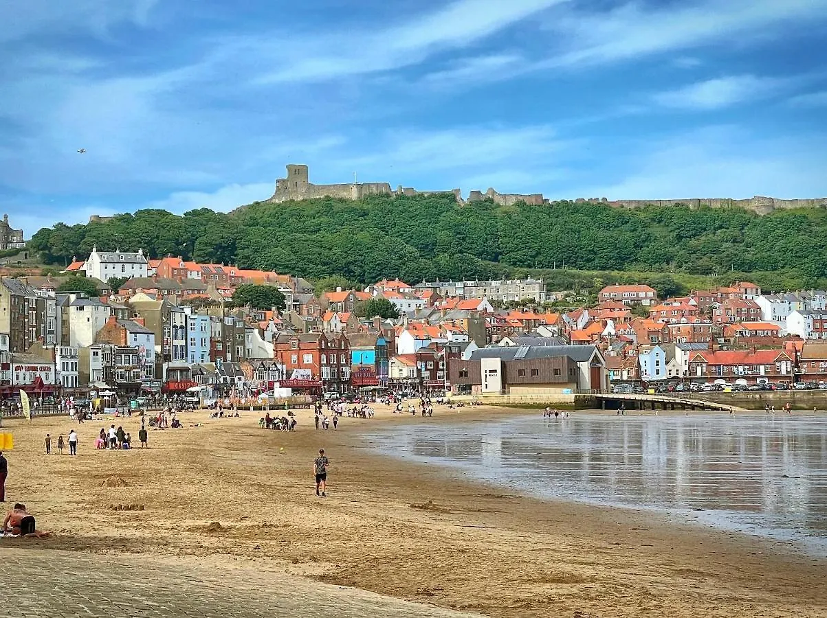 Stylish Apartment With Free Parking, Lift & Views Scarborough