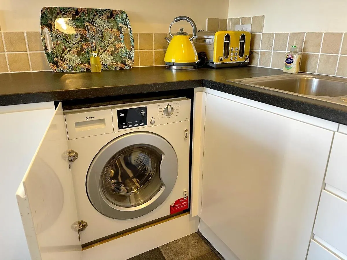 Stylish Apartment With Free Parking, Lift & Views Scarborough
